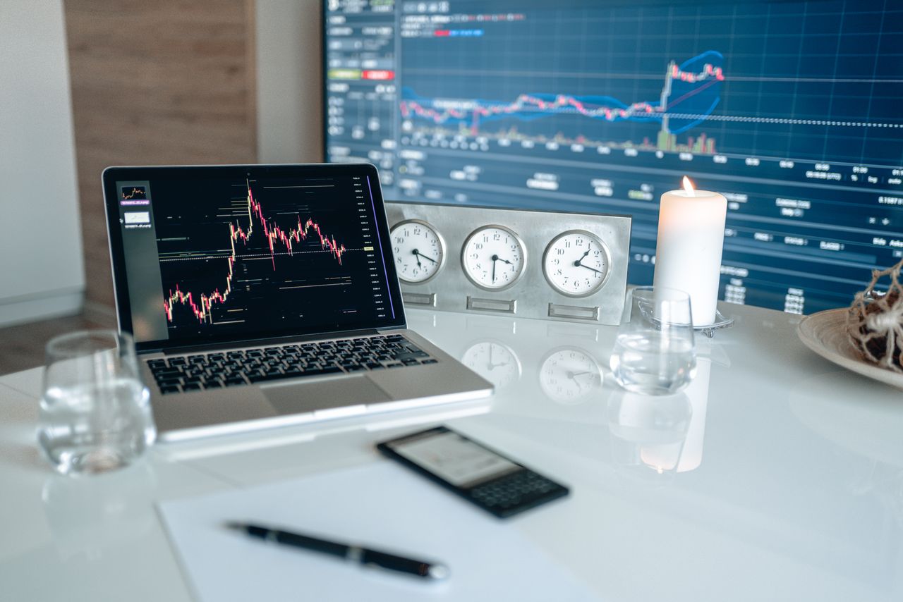The Art of Drawing Readers In: Your attractive post title goes here A modern workspace featuring financial charts and multiple clocks on a white table, ideal for trading.
